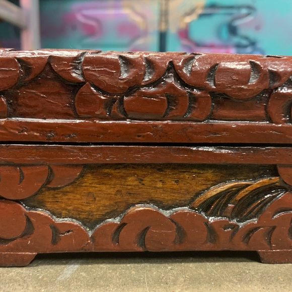 VINTAGE WOODEN, HAND CARVED LAQUER BOX - Picture 5 of 11